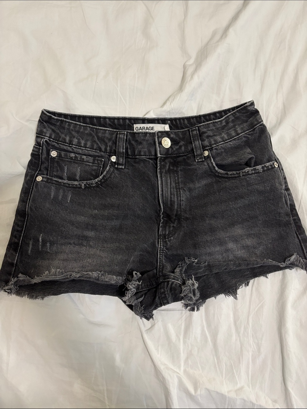 Garage Black Distressed Denim 
« classic cut-offs » Size 3/26